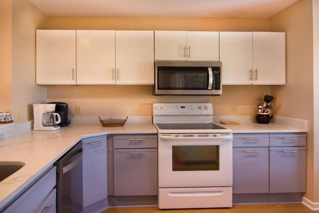 Pelican Point Unobstructed Beach Views Beach Access Out Back Door! Harbor Island Екстериор снимка